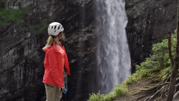 Escalador observando cascada — Vídeo de stock