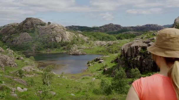 Ženské pěší túry k klidnému jezeru — Stock video