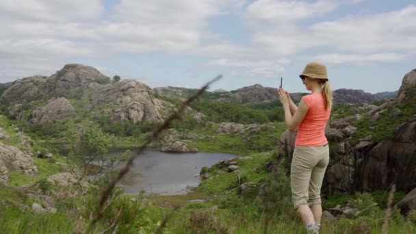 Escursionista femminile Fotografare bellissimo paesaggio con il telefono — Video Stock