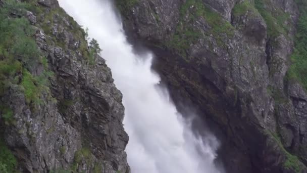 Kaskadowa woda spływająca po skałach do rzeki — Wideo stockowe