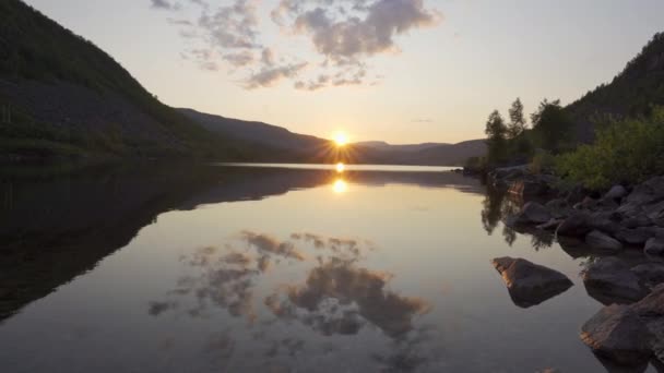 Puesta de sol sobre río tranquilo — Vídeo de stock