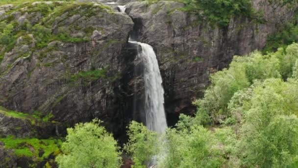 Drone sobre cachoeira em Rocky Valley — Vídeo de Stock