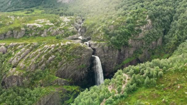 Drone Over Waterval In de Rocky Valley — Stockvideo