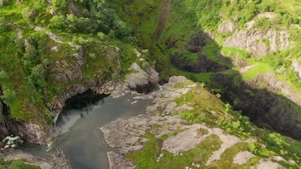 Drone Over Waterval Cascading Down in Rocky Valley — Stockvideo