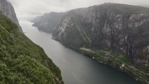 Drone Shot Of Boat On River En Misty Valley — Vídeos de Stock