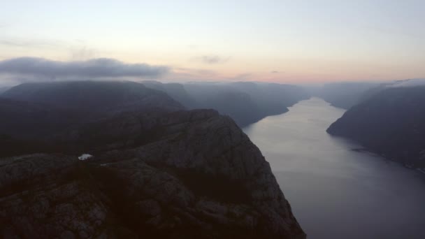 Drone nad Misty Mountain Valley z rzeką o świcie — Wideo stockowe