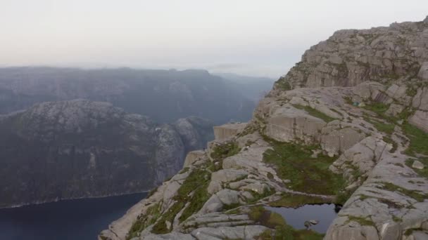 Drone πάνω από Rocky Mountain με τον ποταμό κάτω — Αρχείο Βίντεο