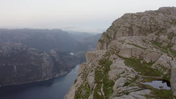 Drönare över Klippiga berget med floden nedanför — Stockvideo