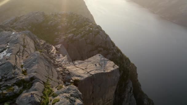 Dağın üzerinden nehir vadisine Parlak günbatımına — Stok video