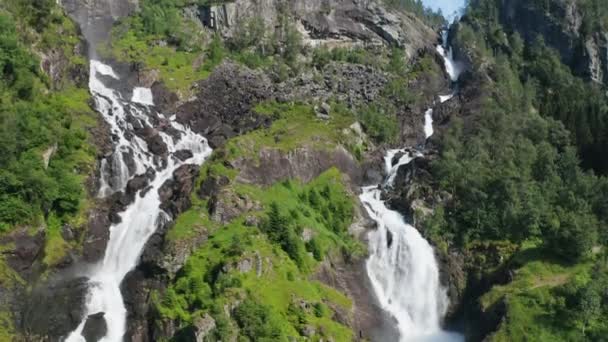 Drone d'eau blanche en cascade vers le bas des montagnes rocheuses — Video
