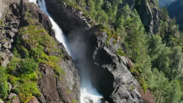Drone sobre cascata cachoeira através de rochas com arco-íris — Vídeo de Stock