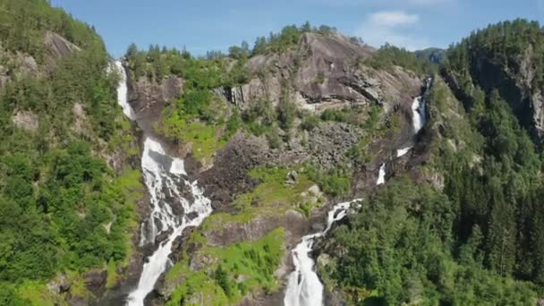 Drone elevándose por la ladera de la montaña con agua en cascada — Vídeos de Stock