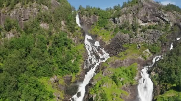 Drone Rising Up Mountainside com água em cascata — Vídeo de Stock