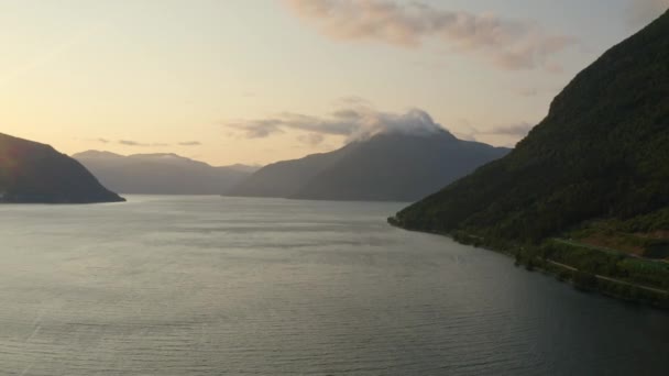 Drohne über dem Fluss zwischen Bergen bei Sonnenaufgang — Stockvideo