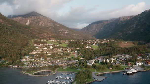 Drohnenflug über Dorf und Berge — Stockvideo