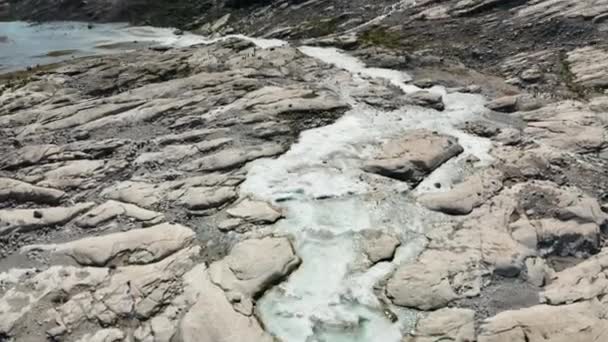 Drone au-dessus de l'eau de fonte d'un glacier coulant dans la rivière — Video