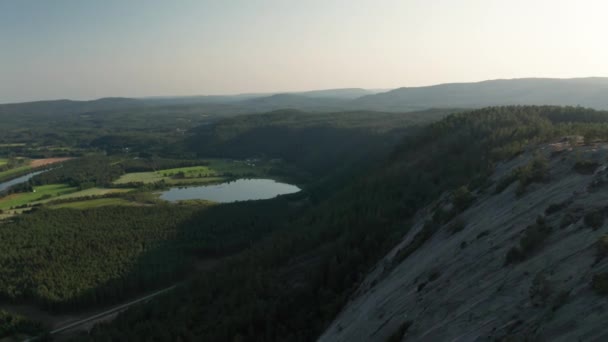 Drönare över berg, sjö och flod — Stockvideo