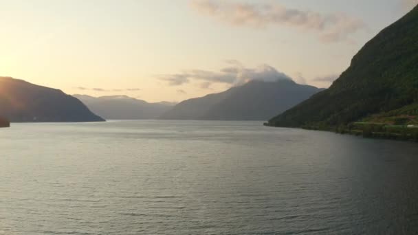 Drone sobre río tranquilo al atardecer — Vídeo de stock