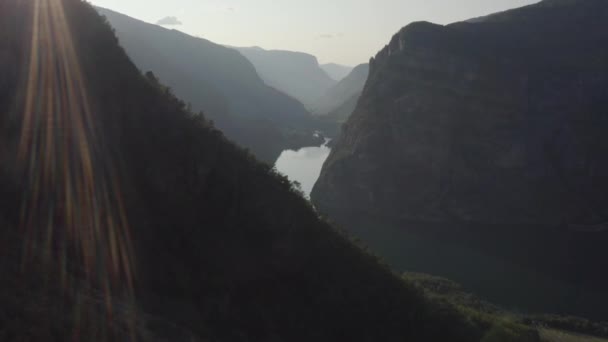 Drohne über Bergen und Flüssen bei Sonnenuntergang — Stockvideo