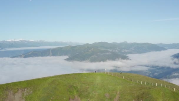 Hermoso paisaje aéreo de la cima de las montañas de Schwalbenwand y el horizonte brumoso — Vídeos de Stock