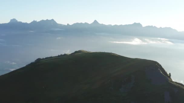 霧の地平線と空中ビューで絵のようなシュヴァルベンヴァント山歩道 — ストック動画