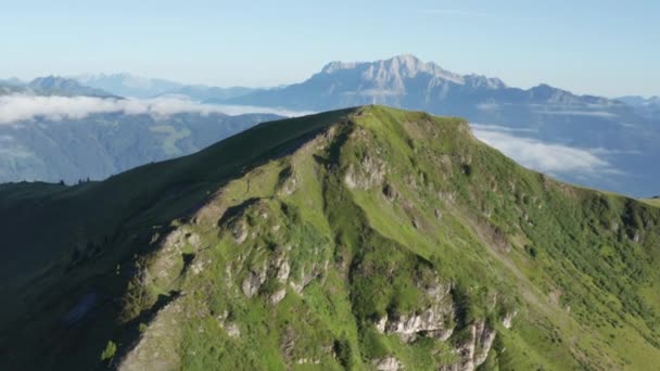 シュヴァルベンワント山脈のハイキングコースの絵のような景色 — ストック動画