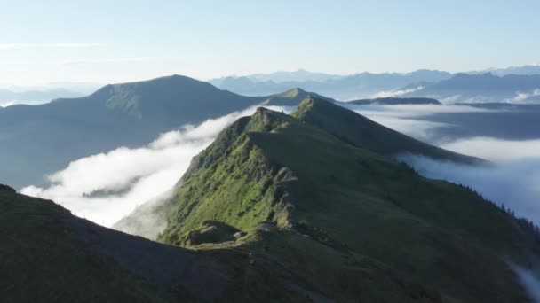 Schwalbenwand Alpok légi felvételei Ausztriában és köd körülötte. — Stock videók