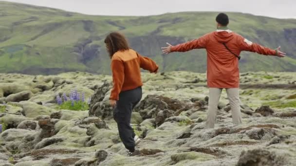 Escursionismo coppia in muscoloso paesaggio — Video Stock
