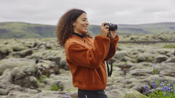 Donna che utilizza la fotocamera in muschio coperto paesaggio — Video Stock