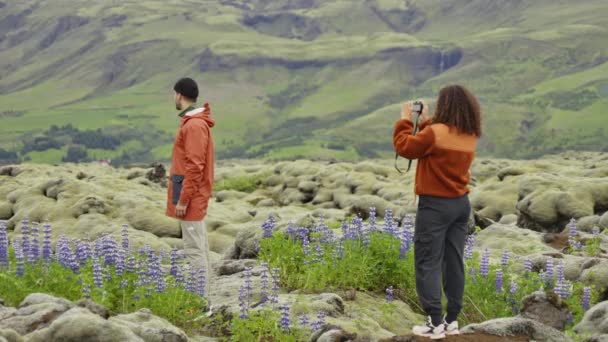 Caminhante fotografando parceiro masculino em Mossy Landscape — Vídeo de Stock