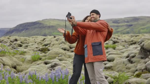 Para pozowanie do selfie z aparatem fotograficznym w Mossy krajobraz — Wideo stockowe