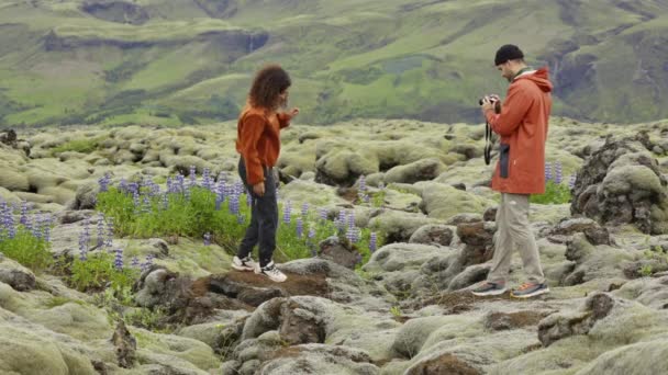 (Inggris) Woman Posing For Photograph In Mossy Landscape — Stok Video