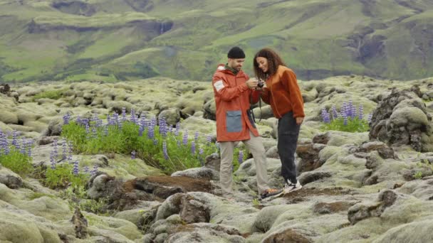 Escursionismo coppia in posa per selfie con fotocamera in muscoloso paesaggio — Video Stock