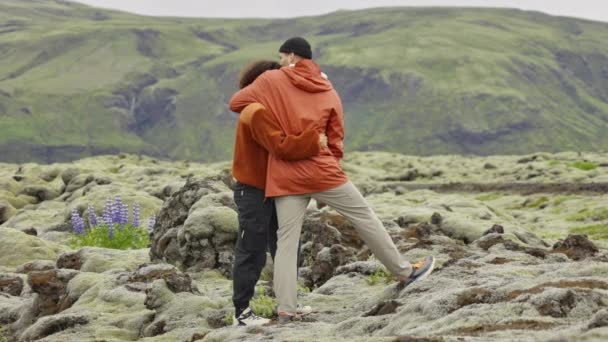 Ölelkező túrázó pár Mossy táj — Stock videók