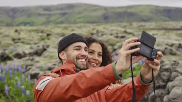 Amare coppia sorridente per fotocamera ain islandese paesaggio — Video Stock