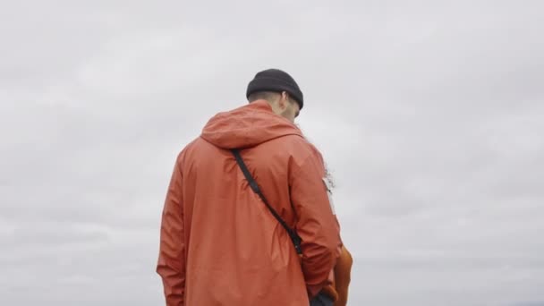 Escursionismo coppia mano nella mano attraverso muschio coperto paesaggio — Video Stock