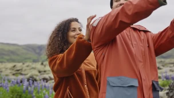 Amare coppia sorridente per fotocamera ain islandese paesaggio — Video Stock