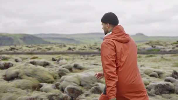 Homem caminhando com parceiro através Moss Paisagem coberta — Vídeo de Stock