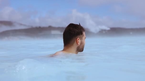 Jeotermal Kaplıcadaki Genç Adam — Stok video
