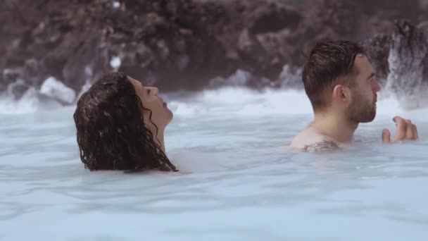 Młoda para relaks w geotermalnym spa — Wideo stockowe