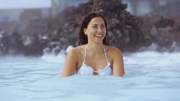 Schöne Frau lächelt im Geothermal Lagoon Spa — Stockvideo