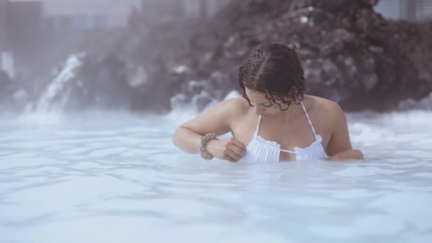 Femme Réglage bikini et détente dans la lagune — Video
