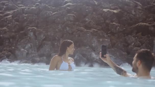 Man Fotografering Flickvän I Lagunen Geotermisk Spa — Stockvideo