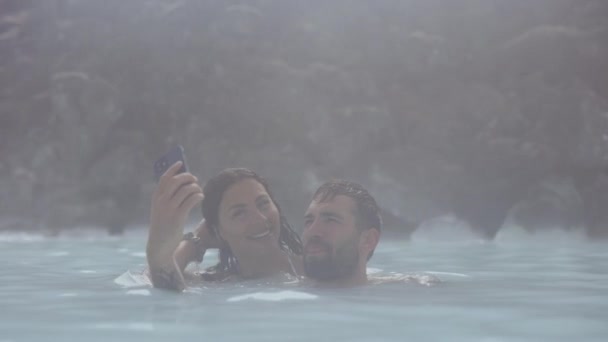 Pár Pózování pro selfie v Lagoon geotermální lázně — Stock video