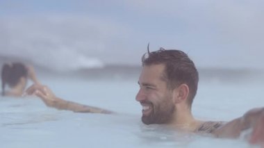 Gülümseyen Adam Lagoon Jeotermal Spa 'da Rahatlıyor