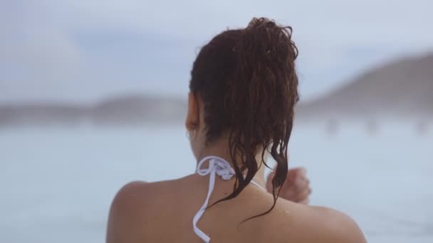 Γυναίκα χαλαρώνοντας στη λιμνοθάλασσα Γεωθερμικό Spa — Αρχείο Βίντεο