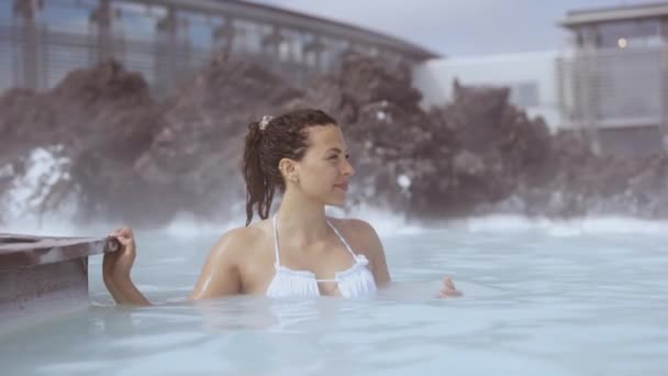 Vrouw ontspannen in lagune geothermische spa — Stockvideo