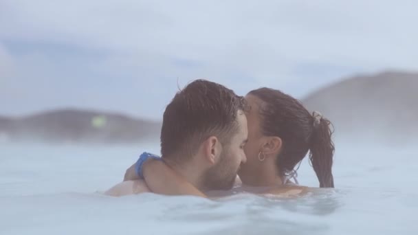 Liebendes junges Paar, das sich in Lagune umarmt — Stockvideo