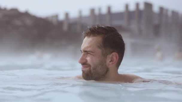 Jeune homme se détendre dans la lagune — Video