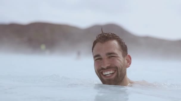 Glimlachende man ontspannen in Lagoon Geothermische Spa — Stockvideo